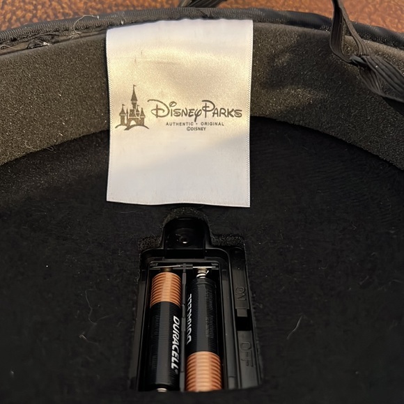 Mickey Mouse Cap Head with Big Ears lights on with batteries (AAA) display use! - Picture 7 of 9